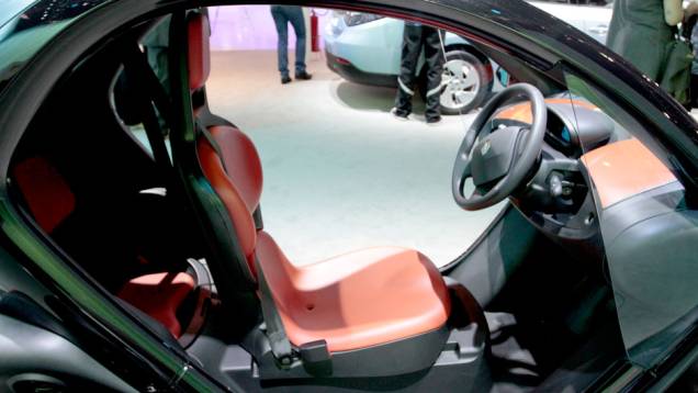 O Twizy alcança uma velocidade máxima de 80 km/h <a href="https://beta-develop.quatrorodas.abril.com.br/salao-do-automovel/2012/carros/twizy-703944.shtml" rel="migration">Leia mais</a> O Twizy alcança uma velocidade máxima de 80 km/h <a href="https://beta-develop.quatrorodas.abril.com.br/salao-do-automovel/2012/carros/twizy-703944.shtml" rel="migration">Leia mais</a>