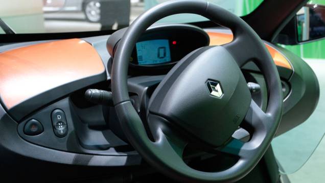O Twizy pode ser dirigido sem a necessidade do uso de capacete e pesa apenas 450 kg <a href="https://beta-develop.quatrorodas.abril.com.br/salao-do-automovel/2012/carros/twizy-703944.shtml" rel="migration">Leia mais</a> O Twizy pode ser dirigido sem a necessidade do uso de capacete e pesa apenas 450 kg <a href="https://beta-develop.quatrorodas.abril.com.br/salao-do-automovel/2012/carros/twizy-703944.shtml" rel="migration">Leia mais</a>