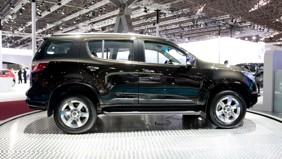 Comercializada apenas na vers&atilde;o topo de linha (LTZ), a novidade chega com motor 2.8 turbodiesel ou 3.6 V6 a gasolina | <a href="https://beta-develop.quatrorodas.abril.com.br/salao-do-automovel/2012/carros/s10-grand-blazer-704027.shtml" rel="migration">Leia mais</a>