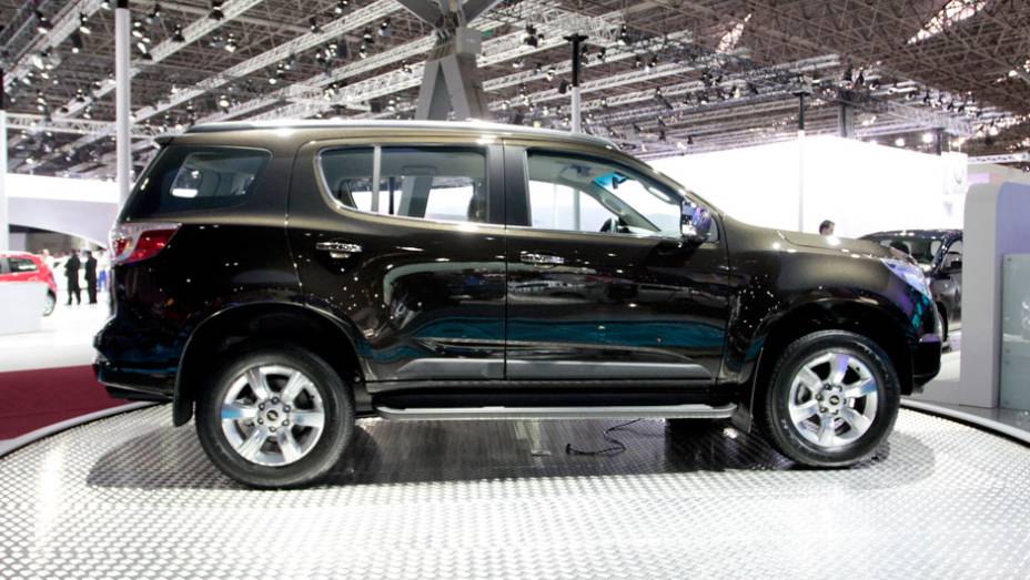 Comercializada apenas na vers&atilde;o topo de linha (LTZ), a novidade chega com motor 2.8 turbodiesel ou 3.6 V6 a gasolina | <a href="https://beta-develop.quatrorodas.abril.com.br/salao-do-automovel/2012/carros/s10-grand-blazer-704027.shtml" rel="migration">Leia mais</a>