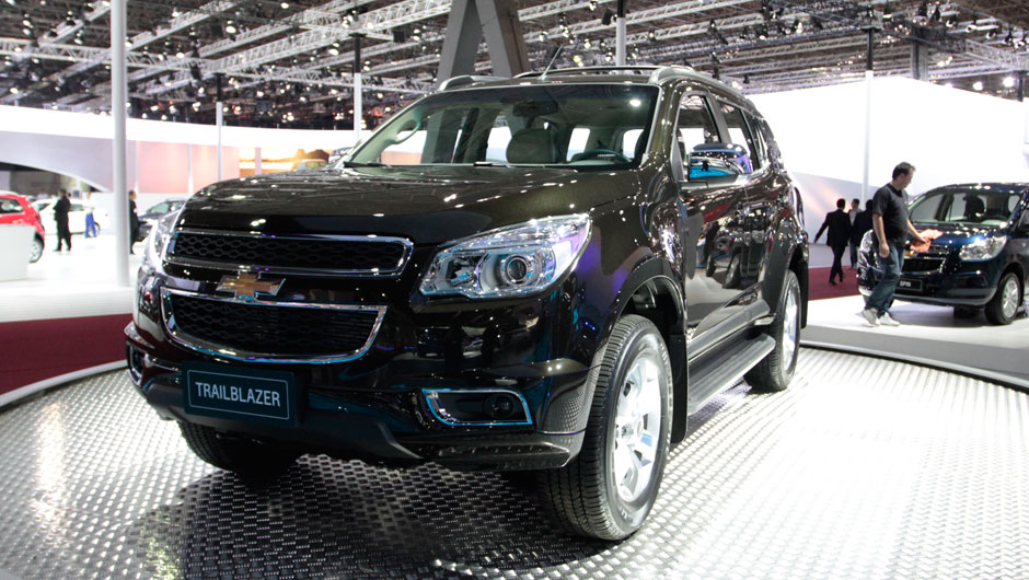 Com espa&ccedil;o para sete pessoas, o modelo conta com detalhes externos cromados | <a href="https://beta-develop.quatrorodas.abril.com.br/salao-do-automovel/2012/carros/s10-grand-blazer-704027.shtml" rel="migration">Leia mais</a>