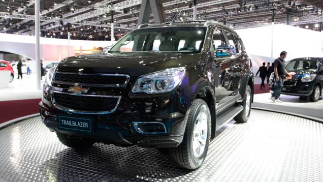 Com espaço para sete pessoas, o modelo conta com detalhes externos cromados | <a href="https://beta-develop.quatrorodas.abril.com.br/salao-do-automovel/2012/carros/s10-grand-blazer-704027.shtml" rel="migration">Leia mais</a> Com espaço para sete pessoas, o modelo conta com detalhes externos cromados | <a href="https://beta-develop.quatrorodas.abril.com.br/salao-do-automovel/2012/carros/s10-grand-blazer-704027.shtml" rel="migration">Leia mais</a>