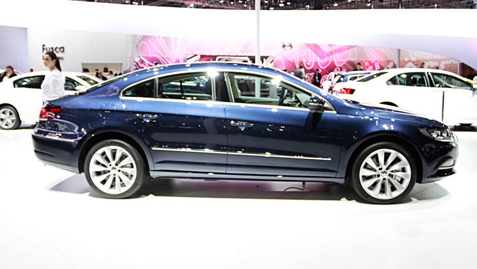 A marca quer que o CC (de Comfort Coup&eacute;) fa&ccedil;a frente ao Mercedes-Benz CLS, Audi A7 e ao nov&iacute;ssimo BMW S&eacute;rie 6 Gran Coup&eacute; | <a href="https://beta-develop.quatrorodas.abril.com.br/salao-do-automovel/2012/carros/cc-703952.shtml" rel="migration">Leia mais</a>