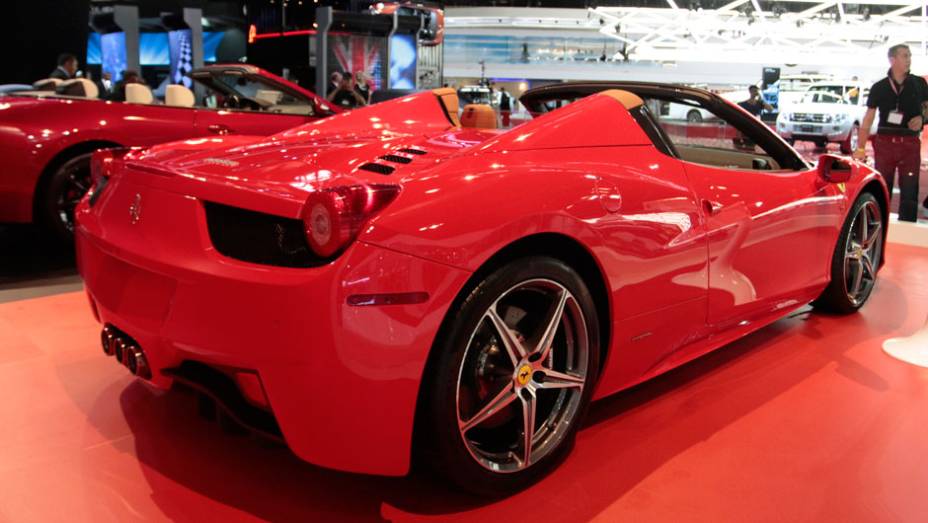 Pot&ecirc;ncia gerada pela 458 &eacute; de 570 cavalos <a href="https://beta-develop.quatrorodas.abril.com.br/salao-do-automovel/2012/carros/458-spider-710167.shtml" rel="migration">Leia mais</a>