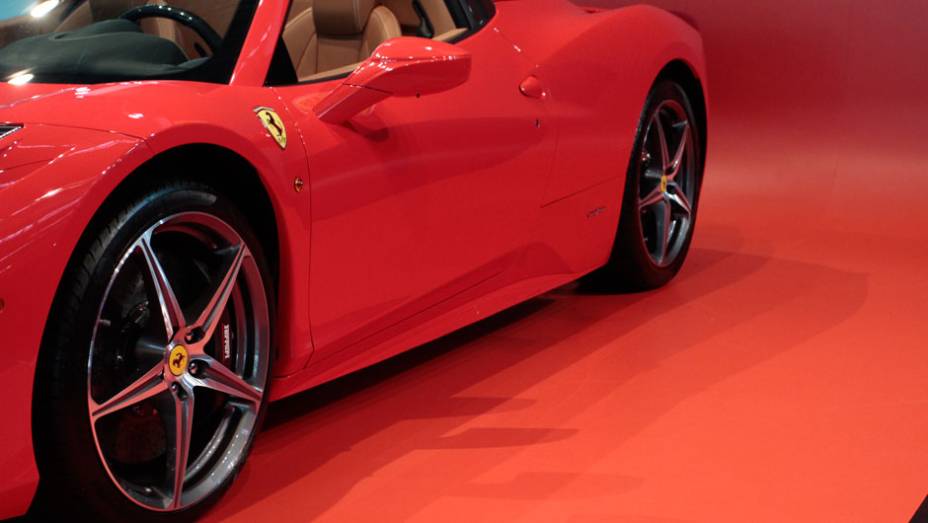 Velocidade m&aacute;xima &eacute; de 320 km/h <a href="https://beta-develop.quatrorodas.abril.com.br/salao-do-automovel/2012/carros/458-spider-710167.shtml" rel="migration">Leia mais</a>