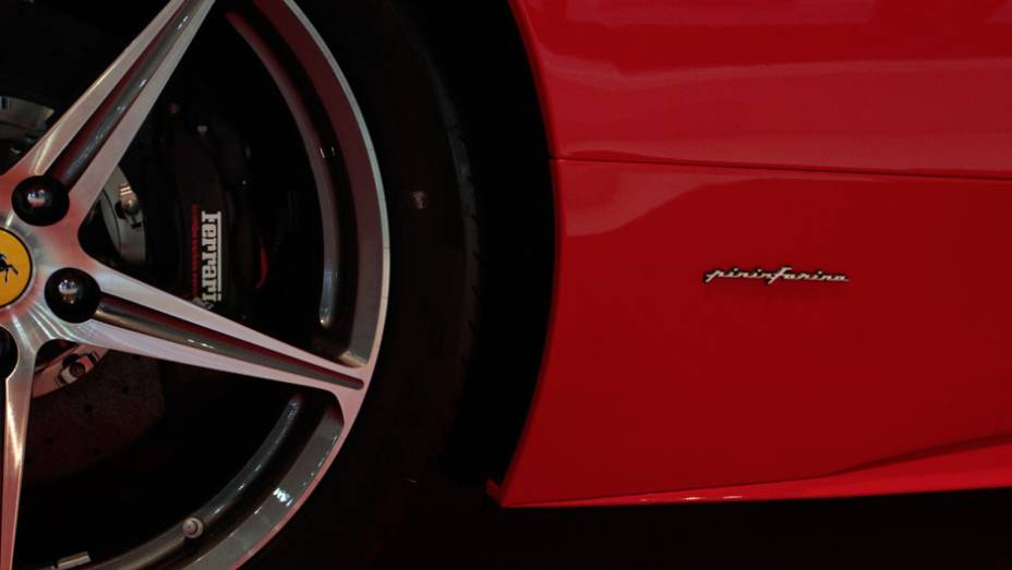 No Brasil, seu pre&ccedil;o &eacute; de R$ 1 950 000 <a href="https://beta-develop.quatrorodas.abril.com.br/salao-do-automovel/2012/carros/458-spider-710167.shtml" rel="migration">Leia mais</a>
