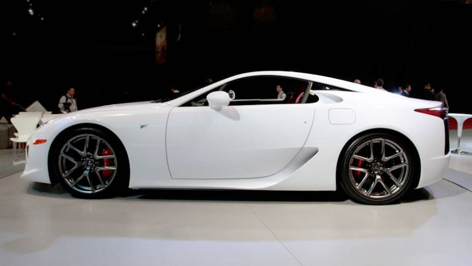 Unidade brasileira ser&aacute; entregue somente no primeiro trimestre de 2013 <a href="https://beta-develop.quatrorodas.abril.com.br/salao-do-automovel/2012/carros/lexus-lfa-703969.shtml" rel="migration">Leia mais</a>