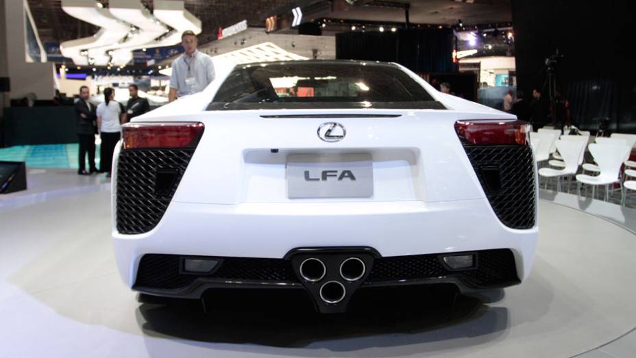 LFA acelera de 0 a 100 km/h em 3,6 segundos <a href="https://beta-develop.quatrorodas.abril.com.br/salao-do-automovel/2012/carros/lexus-lfa-703969.shtml" rel="migration">Leia mais</a>