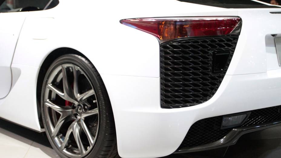 Velocidade máxima é de 325 km/h <a href="https://beta-develop.quatrorodas.abril.com.br/salao-do-automovel/2012/carros/lexus-lfa-703969.shtml" rel="migration">Leia mais</a> Velocidade máxima é de 325 km/h <a href="https://beta-develop.quatrorodas.abril.com.br/salao-do-automovel/2012/carros/lexus-lfa-703969.shtml" rel="migration">Leia mais</a>