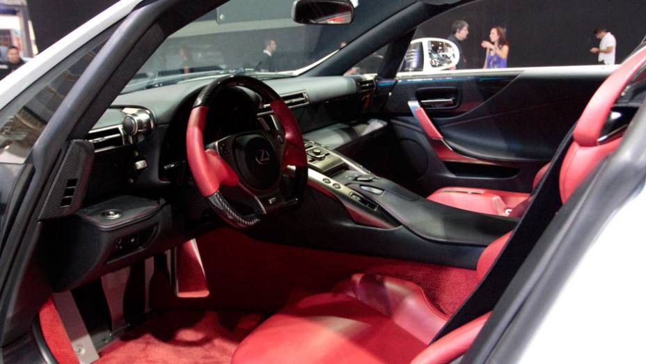 Sua carroceria &eacute; de fibra de carbono <a href="https://beta-develop.quatrorodas.abril.com.br/salao-do-automovel/2012/carros/lexus-lfa-703969.shtml" rel="migration">Leia mais</a>
