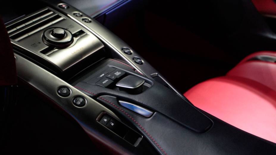 Peso do modelo é de 1.580 kg <a href="https://beta-develop.quatrorodas.abril.com.br/salao-do-automovel/2012/carros/lexus-lfa-703969.shtml" rel="migration">Leia mais</a> Peso do modelo é de 1.580 kg <a href="https://beta-develop.quatrorodas.abril.com.br/salao-do-automovel/2012/carros/lexus-lfa-703969.shtml" rel="migration">Leia mais</a>