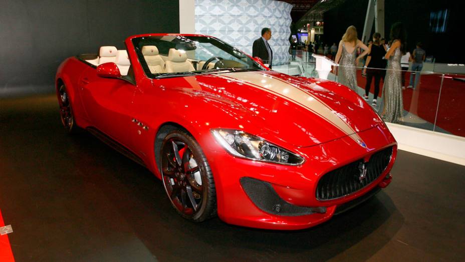 O modelo GranCabrio é o filho único da Maserati no Salão do Automóvel | <a href="https://beta-develop.quatrorodas.abril.com.br/salao-do-automovel/2012/carros/grancabrio-sport-710165.shtml" rel="migration">Leia mais</a>