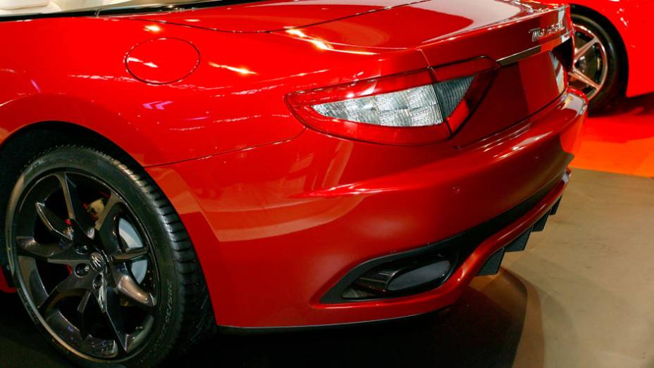Sua velocidade máxima é de 285 km/h e a aceleração de 0 a 100 km/h se dá em 5s2 | <a href="https://beta-develop.quatrorodas.abril.com.br/salao-do-automovel/2012/carros/grancabrio-sport-710165.shtml" rel="migration">Leia mais</a> Sua velocidade máxima é de 285 km/h e a aceleração de 0 a 100 km/h se dá em 5s2 | <a href="https://beta-develop.quatrorodas.abril.com.br/salao-do-automovel/2012/carros/grancabrio-sport-710165.shtml" rel="migration">Leia mais</a>