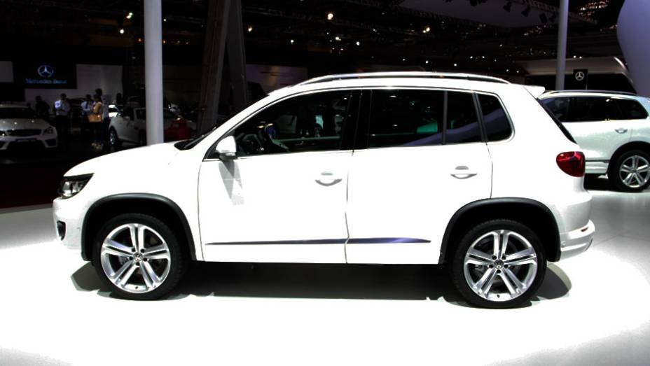 A nova versão traz o mesmo motor 2.0 TSI presente na opção "convencional" do utilitário esportivo, que rende 200 cv | <a href="%20https://beta-develop.quatrorodas.abril.com.br/salao-do-automovel/2012/carros/tiguan-r-line-710810.shtml" rel="migration">Leia mais</a>