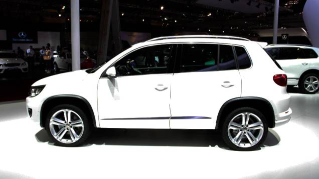 A nova versão traz o mesmo motor 2.0 TSI presente na opção "convencional" do utilitário esportivo, que rende 200 cv | <a href="%20https://beta-develop.quatrorodas.abril.com.br/salao-do-automovel/2012/carros/tiguan-r-line-710810.shtml" rel="migration">Leia mais</a> A nova versão traz o mesmo motor 2.0 TSI presente na opção "convencional" do utilitário esportivo, que rende 200 cv | <a href="%20https://beta-develop.quatrorodas.abril.com.br/salao-do-automovel/2012/carros/tiguan-r-line-710810.shtml" rel="migration">Leia mais</a>