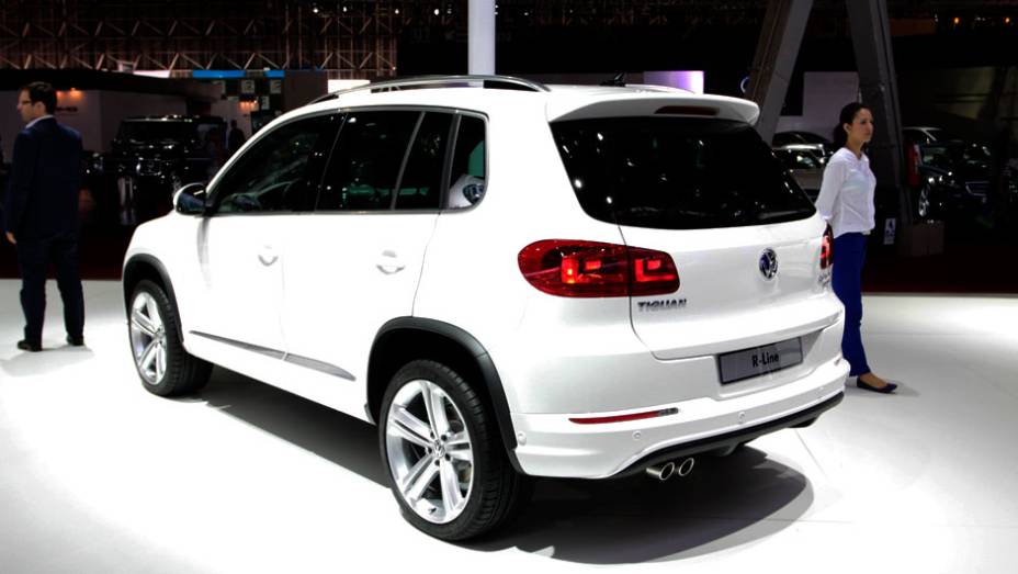 As diferenças estão mesmo no visual | <a href="https://beta-develop.quatrorodas.abril.com.br/salao-do-automovel/2012/carros/tiguan-r-line-710810.shtml" rel="migration">Leia mais</a>