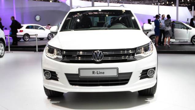 Por fora, o SUV tem novos para-choques, saias laterais na cor da carroceria... | <a href="https://beta-develop.quatrorodas.abril.com.br/salao-do-automovel/2012/carros/tiguan-r-line-710810.shtml" rel="migration">Leia mais</a> Por fora, o SUV tem novos para-choques, saias laterais na cor da carroceria... | <a href="https://beta-develop.quatrorodas.abril.com.br/salao-do-automovel/2012/carros/tiguan-r-line-710810.shtml" rel="migration">Leia mais</a>