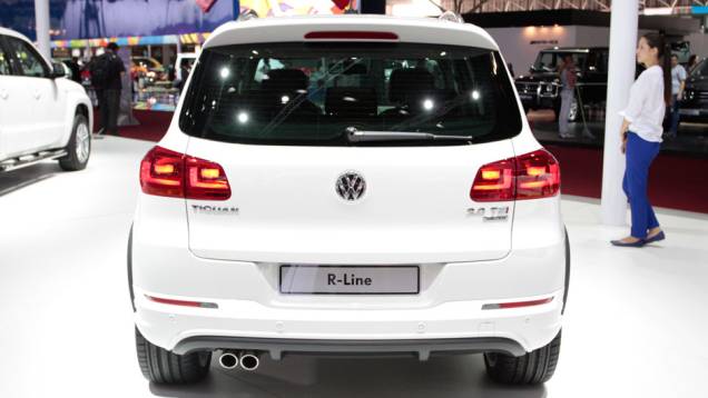 ... spoiler traseiro exclusivo, difusor traseiro em preto texturizado... | <a href="https://beta-develop.quatrorodas.abril.com.br/salao-do-automovel/2012/carros/tiguan-r-line-710810.shtml" rel="migration">Leia mais</a> ... spoiler traseiro exclusivo, difusor traseiro em preto texturizado... | <a href="https://beta-develop.quatrorodas.abril.com.br/salao-do-automovel/2012/carros/tiguan-r-line-710810.shtml" rel="migration">Leia mais</a>
