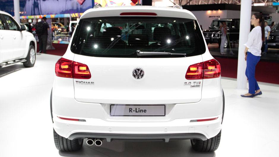 ... spoiler traseiro exclusivo, difusor traseiro em preto texturizado... | <a href="https://beta-develop.quatrorodas.abril.com.br/salao-do-automovel/2012/carros/tiguan-r-line-710810.shtml" rel="migration">Leia mais</a> ... spoiler traseiro exclusivo, difusor traseiro em preto texturizado... | <a href="https://beta-develop.quatrorodas.abril.com.br/salao-do-automovel/2012/carros/tiguan-r-line-710810.shtml" rel="migration">Leia mais</a>