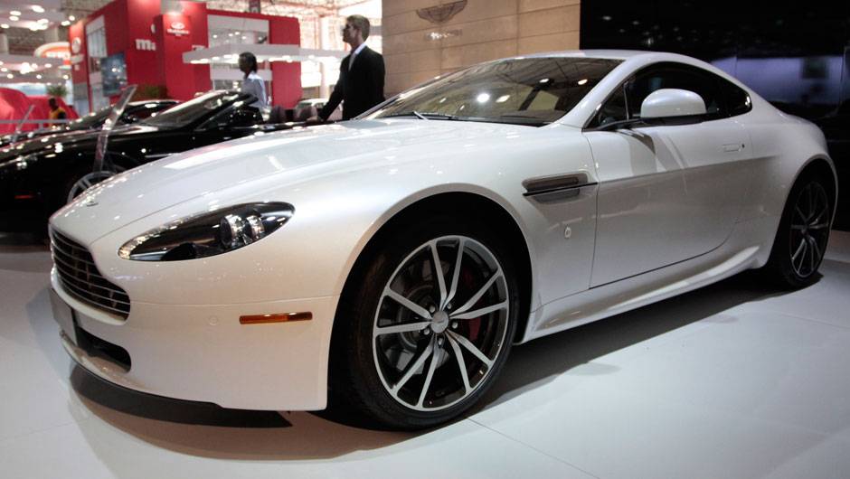 Modelo é equipado com motor 4,7 litros V8 <a href="https://beta-develop.quatrorodas.abril.com.br/salao-do-automovel/2012/carros/vantage-v8-710809.shtml" rel="migration">Leia mais</a> Modelo é equipado com motor 4,7 litros V8 <a href="https://beta-develop.quatrorodas.abril.com.br/salao-do-automovel/2012/carros/vantage-v8-710809.shtml" rel="migration">Leia mais</a>