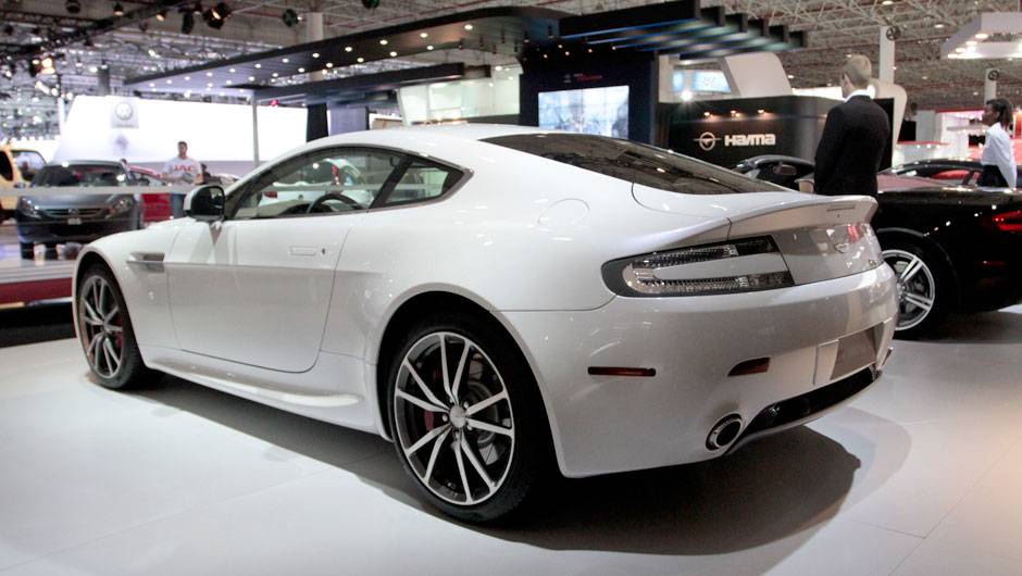 Torque é de 48,44 kgfm <a href="https://beta-develop.quatrorodas.abril.com.br/salao-do-automovel/2012/carros/vantage-v8-710809.shtml" rel="migration">Leia mais</a> Torque é de 48,44 kgfm <a href="https://beta-develop.quatrorodas.abril.com.br/salao-do-automovel/2012/carros/vantage-v8-710809.shtml" rel="migration">Leia mais</a>