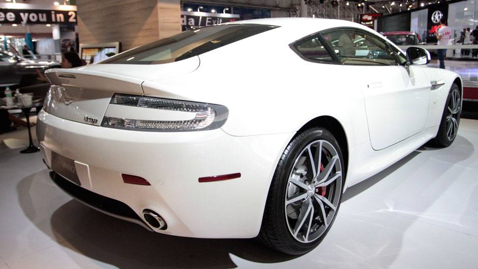 Modelo agora oferece duas opções de transmissão <a href="https://beta-develop.quatrorodas.abril.com.br/salao-do-automovel/2012/carros/vantage-v8-710809.shtml" rel="migration">Leia mais</a> Modelo agora oferece duas opções de transmissão <a href="https://beta-develop.quatrorodas.abril.com.br/salao-do-automovel/2012/carros/vantage-v8-710809.shtml" rel="migration">Leia mais</a>