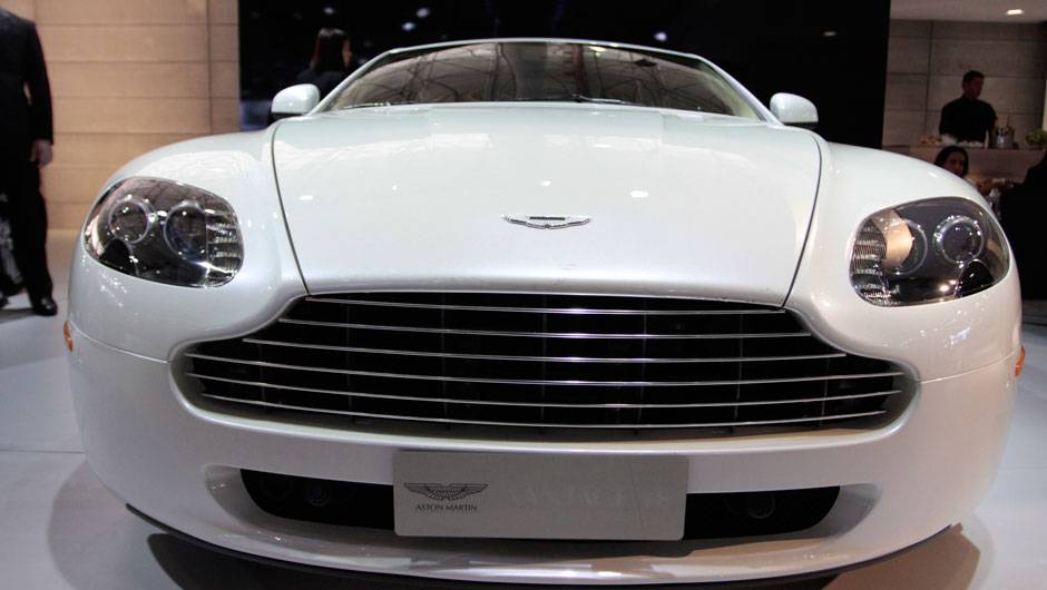 Câmbio de seis velocidades pode ser manual ou automatizado <a href="https://beta-develop.quatrorodas.abril.com.br/salao-do-automovel/2012/carros/vantage-v8-710809.shtml" rel="migration">Leia mais</a> Câmbio de seis velocidades pode ser manual ou automatizado <a href="https://beta-develop.quatrorodas.abril.com.br/salao-do-automovel/2012/carros/vantage-v8-710809.shtml" rel="migration">Leia mais</a>