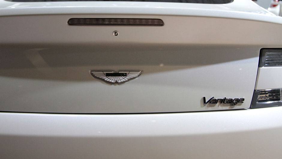 Câmbio de sete velocidades foi descontinuado <a href="https://beta-develop.quatrorodas.abril.com.br/salao-do-automovel/2012/carros/vantage-v8-710809.shtml" rel="migration">Leia mais</a> Câmbio de sete velocidades foi descontinuado <a href="https://beta-develop.quatrorodas.abril.com.br/salao-do-automovel/2012/carros/vantage-v8-710809.shtml" rel="migration">Leia mais</a>