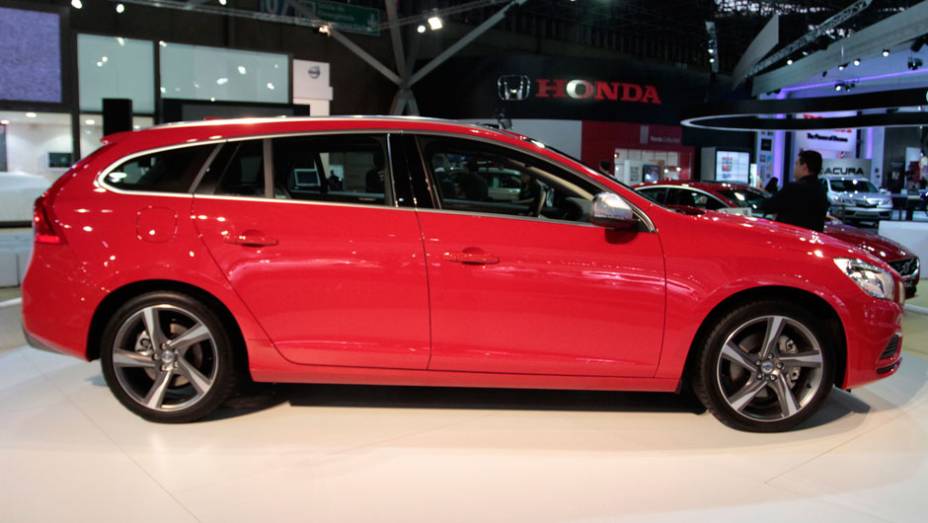 O V60 chega em três versões diferentes: T5 Comfort, T5 Dynamic e T6 AWD | <a href="https://beta-develop.quatrorodas.abril.com.br/salao-do-automovel/2012/carros/v60-709515.shtml" rel="migration">Leia mais</a>