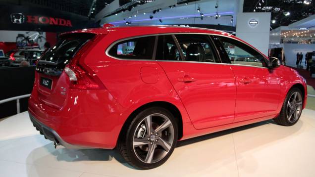 Os motores disponíveis são o 2.0 turbo, de 240 cv (com câmbio automatizado de dupla embreagem), e o 3.0 turbo, de 304 cv (com câmbio automático de seis velocidades) | <a href="https://beta-develop.quatrorodas.abril.com.br/salao-do-automovel/2012/carros/v60-709515.shtml" rel="migration"></a> Os motores disponíveis são o 2.0 turbo, de 240 cv (com câmbio automatizado de dupla embreagem), e o 3.0 turbo, de 304 cv (com câmbio automático de seis velocidades) | <a href="https://beta-develop.quatrorodas.abril.com.br/salao-do-automovel/2012/carros/v60-709515.shtml" rel="migration"></a>