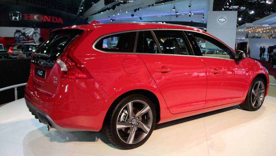 Os motores disponíveis são o 2.0 turbo, de 240 cv (com câmbio automatizado de dupla embreagem), e o 3.0 turbo, de 304 cv (com câmbio automático de seis velocidades) | <a href="https://beta-develop.quatrorodas.abril.com.br/salao-do-automovel/2012/carros/v60-709515.shtml" rel="migration"></a> Os motores disponíveis são o 2.0 turbo, de 240 cv (com câmbio automatizado de dupla embreagem), e o 3.0 turbo, de 304 cv (com câmbio automático de seis velocidades) | <a href="https://beta-develop.quatrorodas.abril.com.br/salao-do-automovel/2012/carros/v60-709515.shtml" rel="migration"></a>
