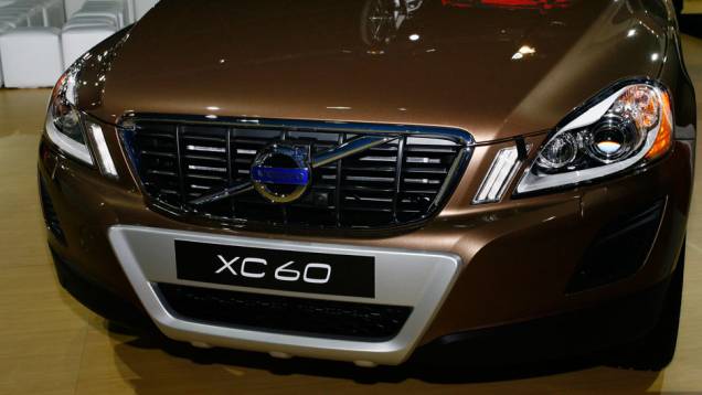 Duas opções de motorização estão disponíveis: a 2.0 turbo, que entrega 240 cavalos de potência, e a 3.0 turbo, de 304 cv | <a href="https://beta-develop.quatrorodas.abril.com.br/salao-do-automovel/2012/carros/xc60-710170.shtml" rel="migration">Leia mais</a> Duas opções de motorização estão disponíveis: a 2.0 turbo, que entrega 240 cavalos de potência, e a 3.0 turbo, de 304 cv | <a href="https://beta-develop.quatrorodas.abril.com.br/salao-do-automovel/2012/carros/xc60-710170.shtml" rel="migration">Leia mais</a>