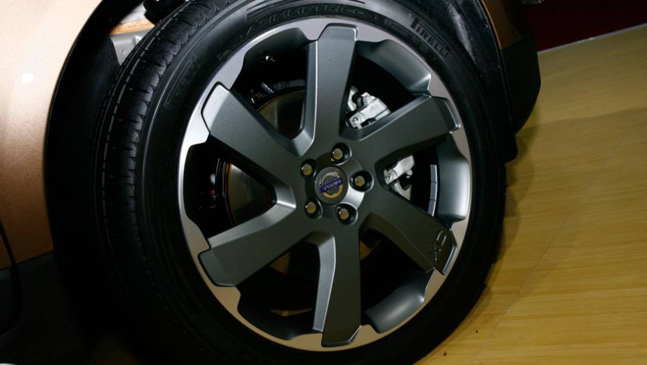 A vers&atilde;o mais cara do SUV &eacute; a T6 R-Design, valendo R$ 234 900| <a href="https://beta-develop.quatrorodas.abril.com.br/salao-do-automovel/2012/carros/xc60-710170.shtml" rel="migration">Leia mais</a>