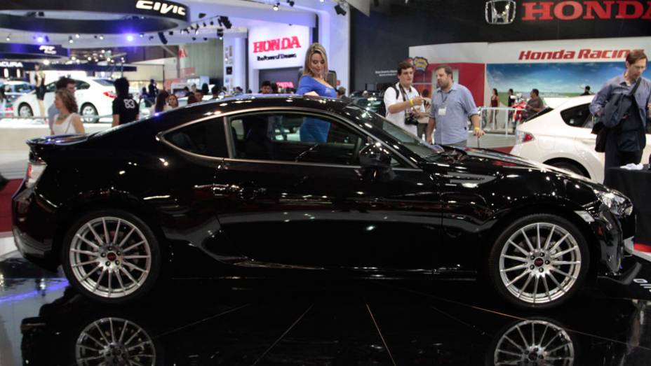 Para dar conta desta miss&atilde;o, a posi&ccedil;&atilde;o ultrabaixa do motor, segundo a marca japonesa, tem papel chave para o sucesso deste carro-show feito somente para desfilar em sal&otilde;es pelo mundo | <a href="https://beta-develop.quatrorodas.abril.com.br/salao-do-automovel/2012/carro" rel="migration"></a>