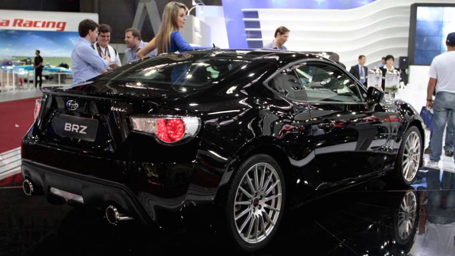 O BRZ tem c&acirc;mbio autom&aacute;tico de cinco velocidades controlado eletronicamente com op&ccedil;&atilde;o de acionamento sequencial no volante | <a href="https://beta-develop.quatrorodas.abril.com.br/salao-do-automovel/2012/carros/brz-709017.shtml" rel="migration">Leia mais</a>