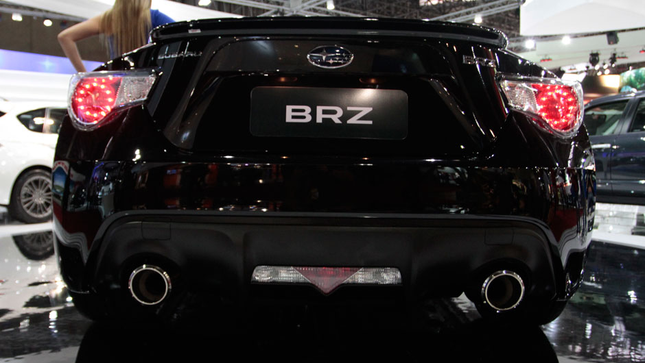 O desenvolvimento do BRZ &eacute; resultado da alian&ccedil;a entre Subaru e a Toyota, que adquiriu recentemente a participa&ccedil;&atilde;o que estava nas m&atilde;os da norte-americana GM | <a href="https://beta-develop.quatrorodas.abril.com.br/salao-do-automovel/2012/carros/brz-709017.shtml" rel="migration">Leia ma</a>