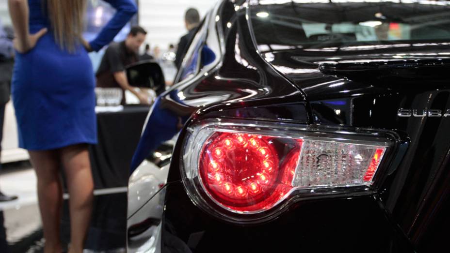 O conforto &eacute; garantido por teto solar panor&acirc;mico com acionamento el&eacute;trico; Cruise control (sistema de programa&ccedil;&atilde;o de velocidade)... | <a href="https://beta-develop.quatrorodas.abril.com.br/salao-do-automovel/2012/carros/brz-709017.shtml" rel="migration">Leia mais</a>