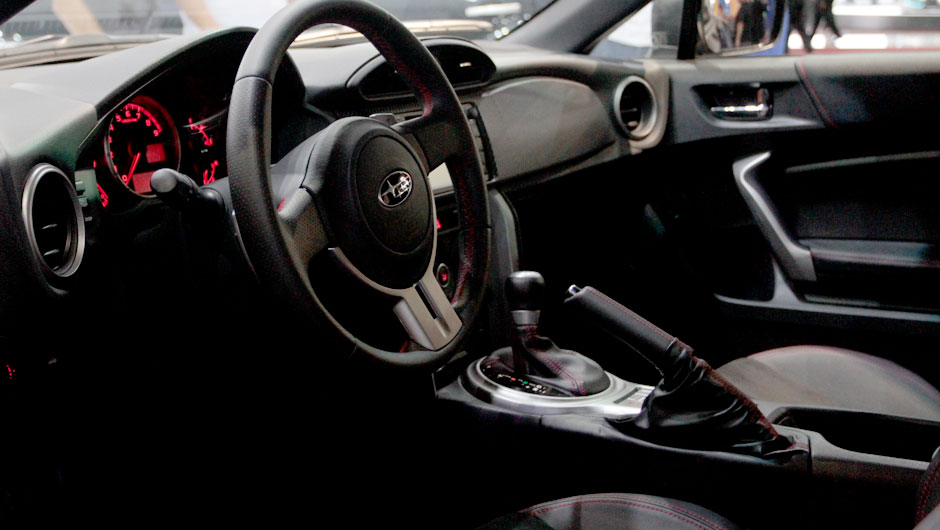 ... bancos em couro e alc&acirc;ntara azul com regulagem el&eacute;trica, banco traseiro bipartido e com descansa bra&ccedil;os central | <a href="https://beta-develop.quatrorodas.abril.com.br/salao-do-automovel/2012/carros/brz-709017.shtml" rel="migration">Leia mais</a>