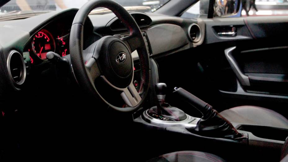 ... bancos em couro e alc&acirc;ntara azul com regulagem el&eacute;trica, banco traseiro bipartido e com descansa bra&ccedil;os central | <a href="https://beta-develop.quatrorodas.abril.com.br/salao-do-automovel/2012/carros/brz-709017.shtml" rel="migration">Leia mais</a>