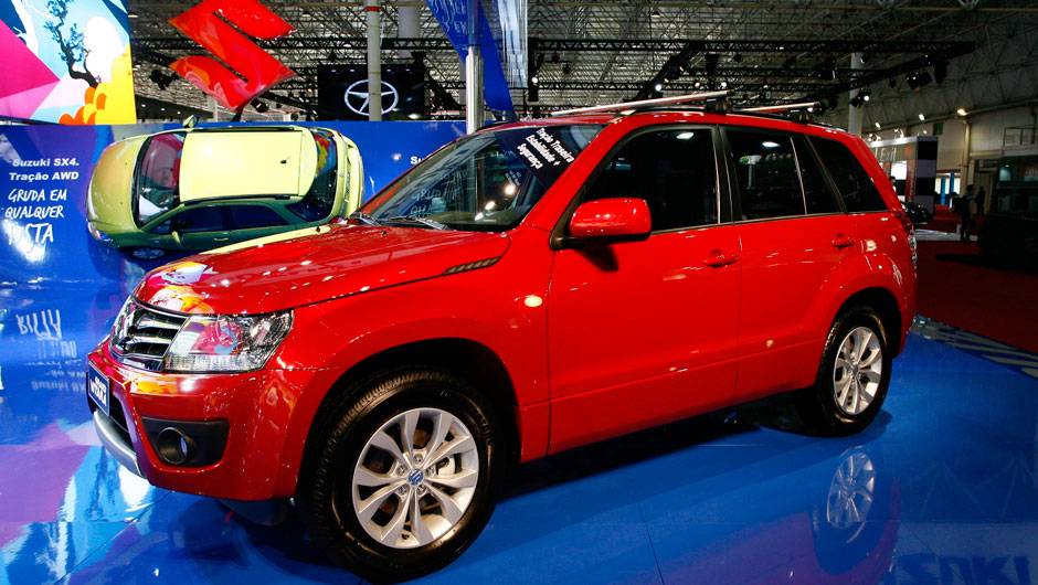 Dentre as quais se destacam a introdu&ccedil;&atilde;o de piloto autom&aacute;tico e sistema Brake Override, que detecta quando acelerador e freio s&atilde;o pressionados ao mesmo tempo e desacelera o ve&iacute;culo | <a href="https://beta-develop.quatrorodas.abril.com.br/salao-do-automovel/2012/carros/" rel="migration"></a>
