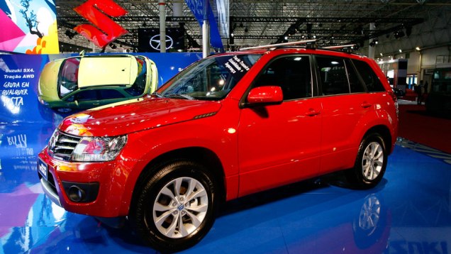 Dentre as quais se destacam a introdu&ccedil;&atilde;o de piloto autom&aacute;tico e sistema Brake Override, que detecta quando acelerador e freio s&atilde;o pressionados ao mesmo tempo e desacelera o ve&iacute;culo | <a href="https://beta-develop.quatrorodas.abril.com.br/salao-do-automovel/2012/carros/" rel="migration"></a>