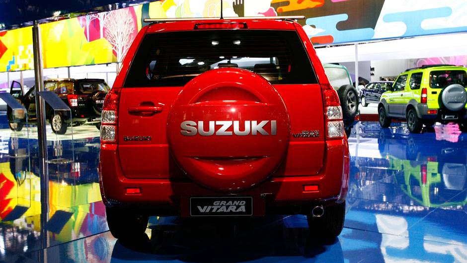 H&aacute; vers&otilde;es com transmiss&atilde;o manual ou autom&aacute;tica, assim como op&ccedil;&otilde;es de tra&ccedil;&atilde;o 4 x 2 ou 4 x 4 | <a href="https://beta-develop.quatrorodas.abril.com.br/salao-do-automovel/2012/carros/grand-vitara-703984.shtml" rel="migration">Leia mais</a>