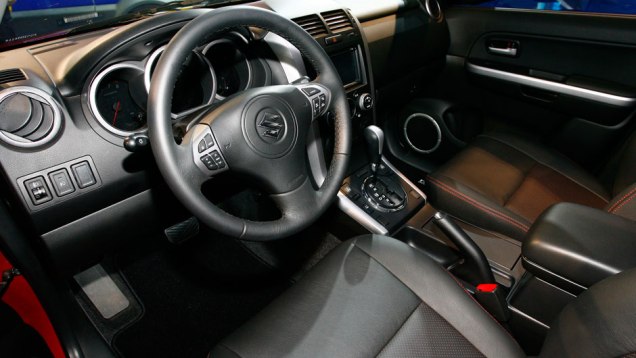 Quanto ao conforto, s&atilde;o oferecidos de s&eacute;rie: ar-condicionado digital, banco do motorista com regulagem de altura, banco traseiro rebat&iacute;vel, vidros e travas el&eacute;tricas e computador de bordo | <a href="https://beta-develop.quatrorodas.abril.com.br/salao-do-automovel/2012/" rel="migration"></a>