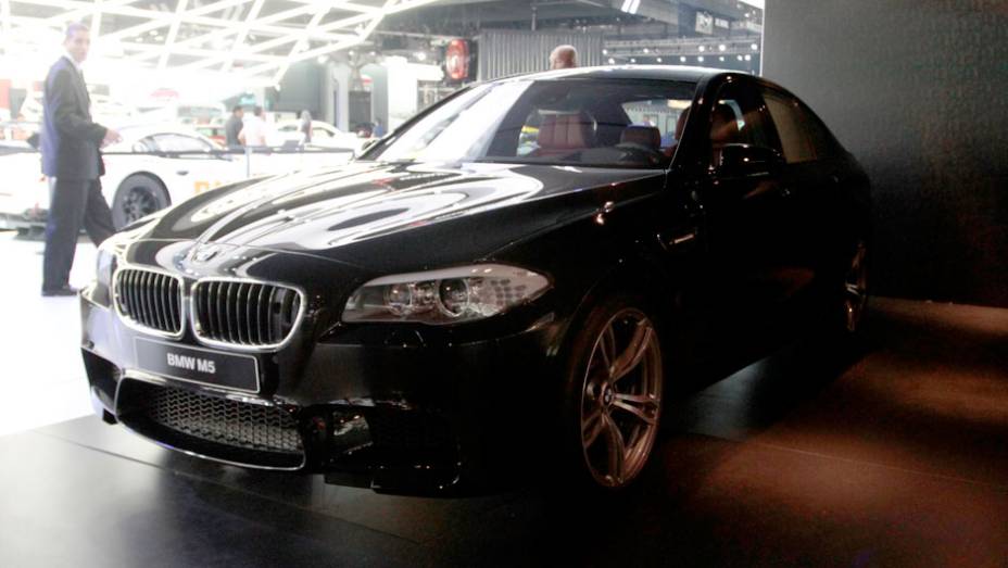 Um sedã de luxo com uma configuração de motor e suspensões que é digna de carros de competição | <a href="https://beta-develop.quatrorodas.abril.com.br/salao-do-automovel/2012/carros/m5-710905.shtml" rel="migration">Leia mais</a> Um sedã de luxo com uma configuração de motor e suspensões que é digna de carros de competição | <a href="https://beta-develop.quatrorodas.abril.com.br/salao-do-automovel/2012/carros/m5-710905.shtml" rel="migration">Leia mais</a>