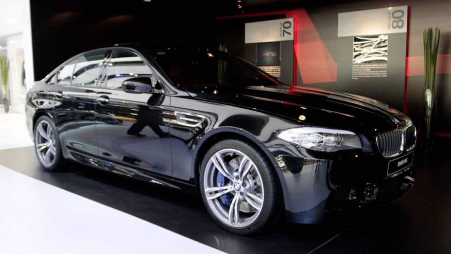Este &eacute; o M5, um dos carros expostos pela BMW no Sal&atilde;o do Autom&oacute;vel de S&atilde;o Paulo | <a href="https://beta-develop.quatrorodas.abril.com.br/salao-do-automovel/2012/carros/m5-710905.shtml" rel="migration">Leia mais</a>