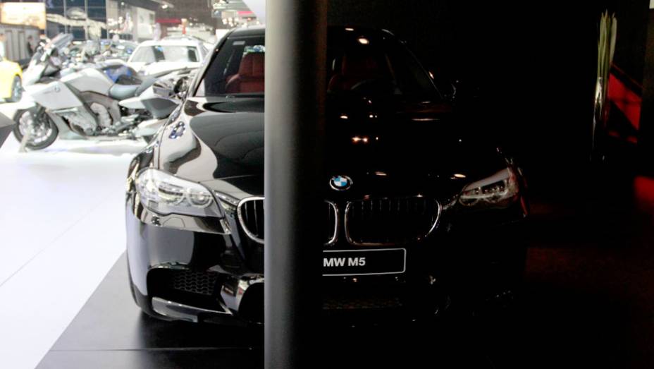 De acordo com a marca, o modelo inspira uma paix&atilde;o por alto desempenho | <a href="https://beta-develop.quatrorodas.abril.com.br/salao-do-automovel/2012/carros/m5-710905.shtml" rel="migration">Leia mais</a>