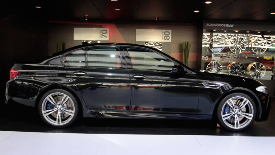O M5 chega à quinta geração e utiliza um motor V8 de alta rotação com tecnologia M Twin Power Turbo, gerando potência máxima de 560 cavalos | <a href="https://beta-develop.quatrorodas.abril.com.br/salao-do-automovel/2012/carros/m5-710905.shtml" rel="migration">Leia mais</a> O M5 chega à quinta geração e utiliza um motor V8 de alta rotação com tecnologia M Twin Power Turbo, gerando potência máxima de 560 cavalos | <a href="https://beta-develop.quatrorodas.abril.com.br/salao-do-automovel/2012/carros/m5-710905.shtml" rel="migration">Leia mais</a>