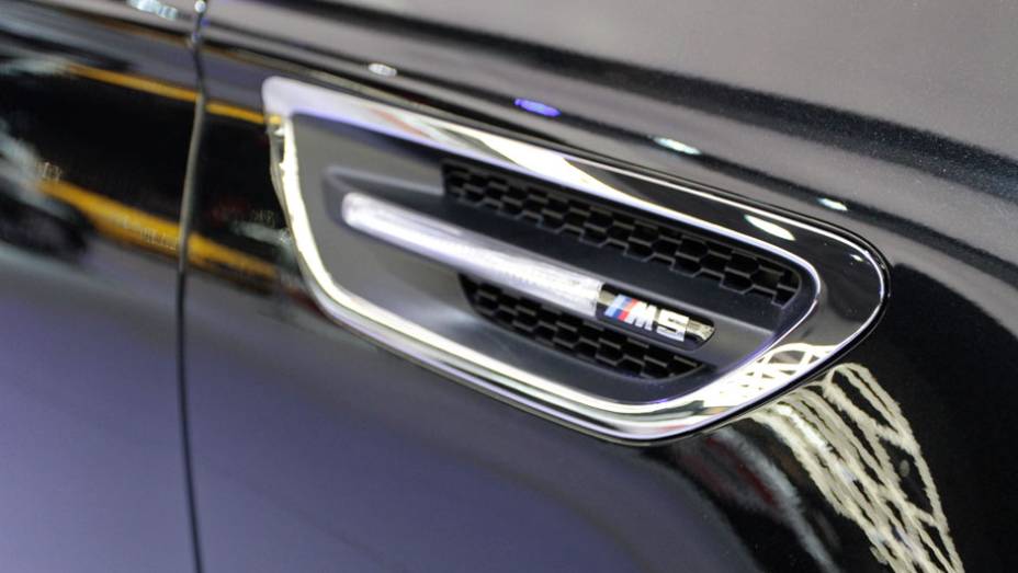 O carro vai de 0 a 100 km/h em 4,4 segundos, alcan&ccedil;ando os 200 km/h em 13 segundos | <a href="https://beta-develop.quatrorodas.abril.com.br/salao-do-automovel/2012/carros/m5-710905.shtml" rel="migration">Leia mais</a>