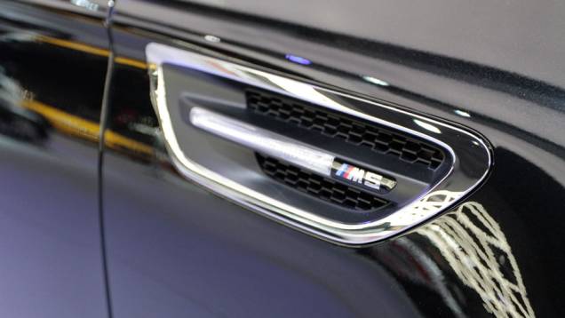 O carro vai de 0 a 100 km/h em 4,4 segundos, alcançando os 200 km/h em 13 segundos | <a href="https://beta-develop.quatrorodas.abril.com.br/salao-do-automovel/2012/carros/m5-710905.shtml" rel="migration">Leia mais</a> O carro vai de 0 a 100 km/h em 4,4 segundos, alcançando os 200 km/h em 13 segundos | <a href="https://beta-develop.quatrorodas.abril.com.br/salao-do-automovel/2012/carros/m5-710905.shtml" rel="migration">Leia mais</a>