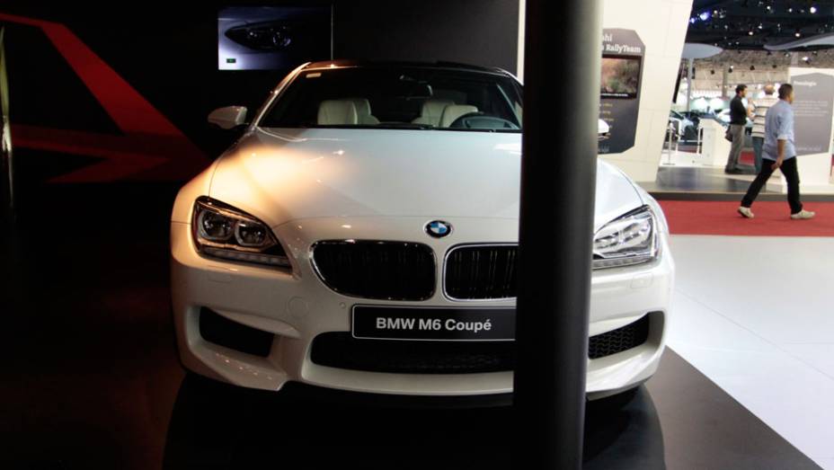 O M6 vem com motor V8 com tecnologia M Twin Power Turbo e pot&ecirc;ncia m&aacute;xima de 560 cavalos, basicamente o mesmo utilizado pelo sed&atilde; M5 | <a href="https://beta-develop.quatrorodas.abril.com.br/salao-do-automovel/2012/carros/m6-710910.shtml" rel="migration">Leia mais</a>